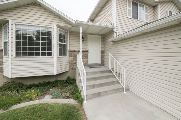 Cost of White Vinyl Siding Replacement in New Berlin